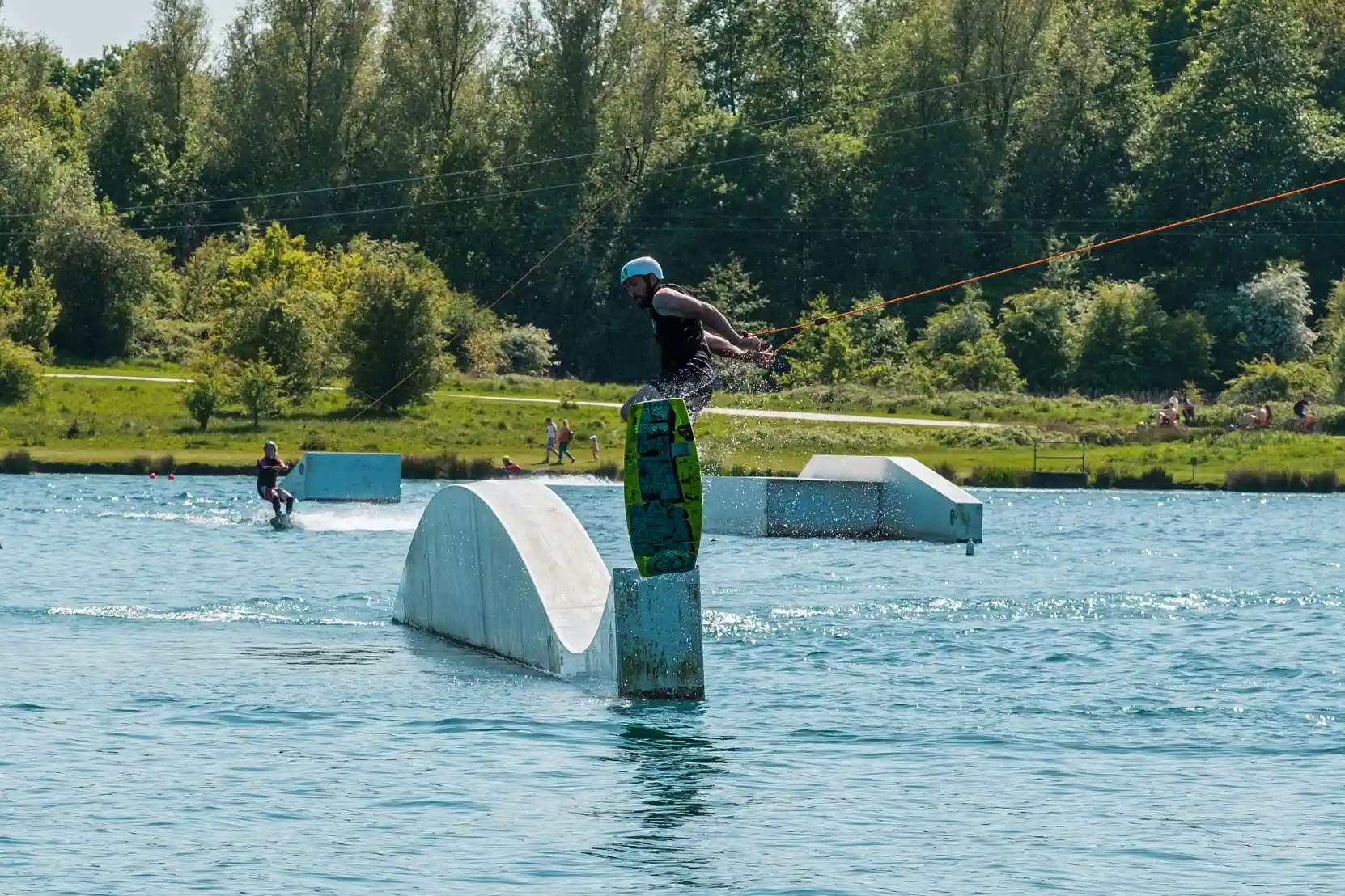 Wakeboarder bei einer Session am See