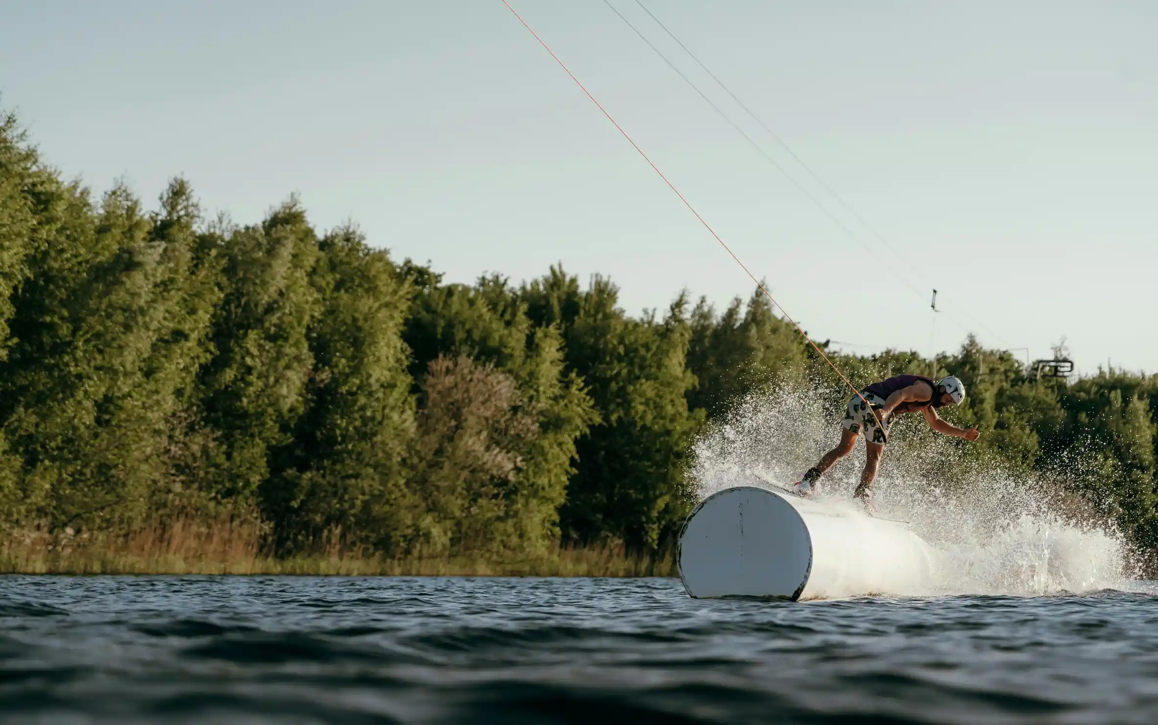 Wakeboard-Action auf dem Wasser