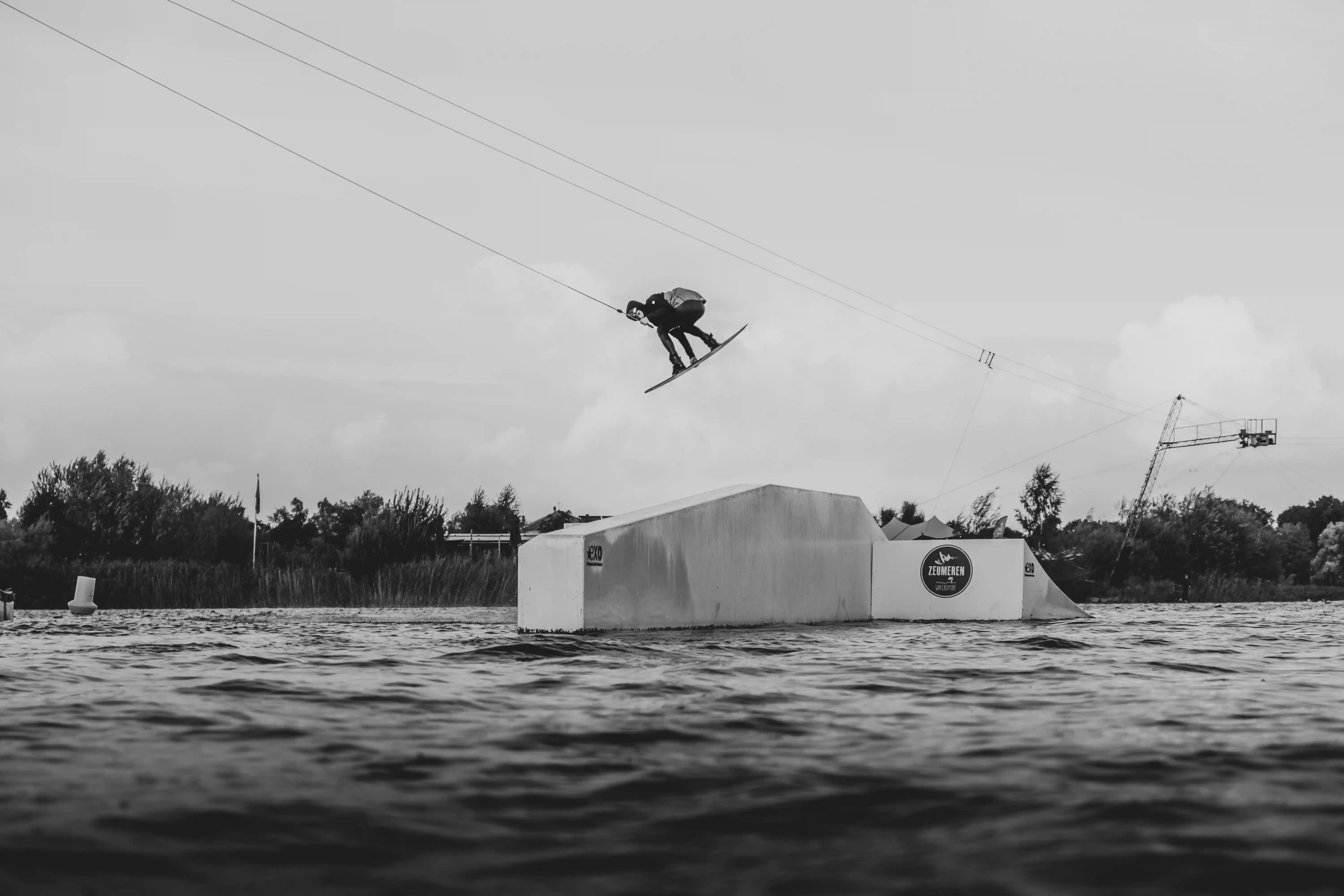 Wakeboarder springt ueber Hindernis