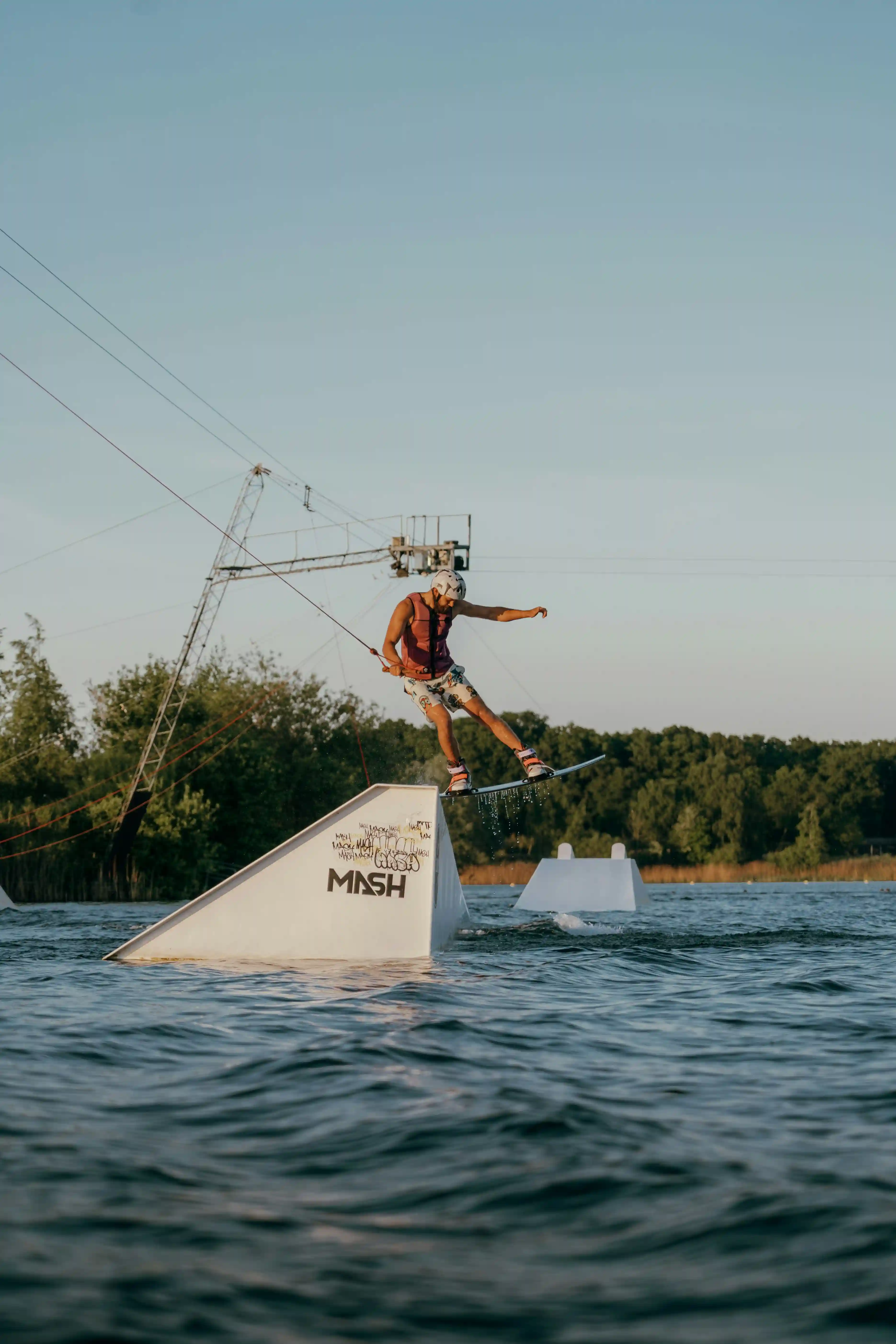 Gruppe von Wakeboardern am Steg
